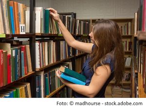 Bibliotheksassistentin bei der Arbeit