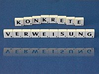 Schriftzug: konkrete Verweisung